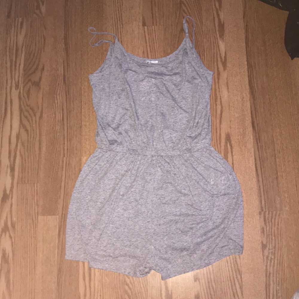 Grey spaghetti strap romper! 🤍